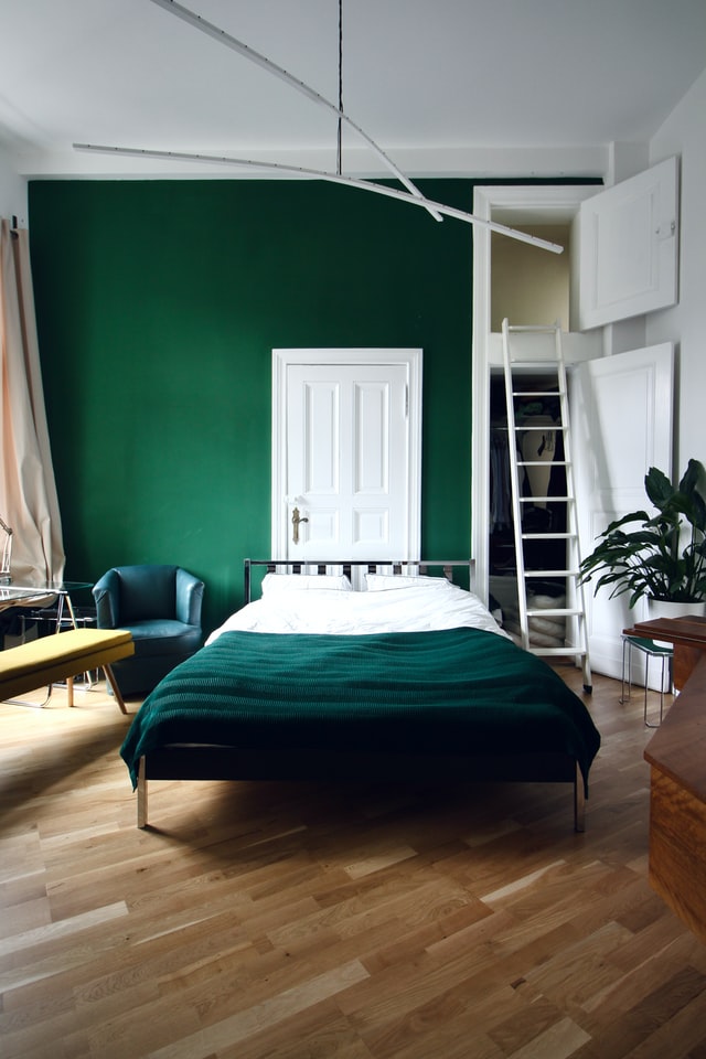 ideal color for bed position in bedroom as per vastu