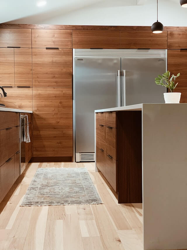 Kitchen cabinets in white and wood with quartz countertops